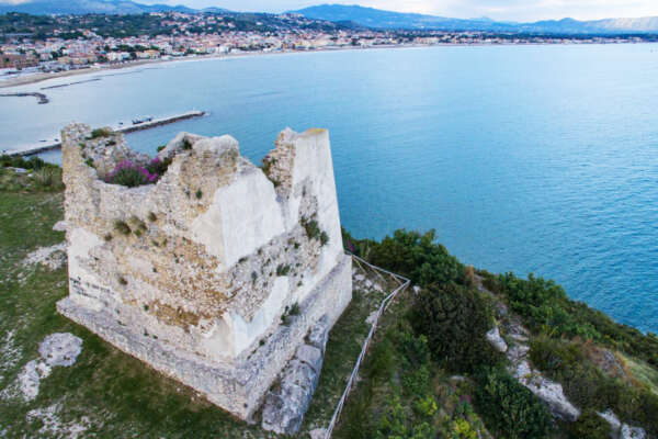 Minturno-Scauri tra storia e natura, l’enorme villaggio vacanze dove l’estate dura ancora 4 mesi