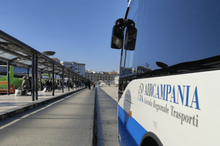 Napoli-Foggia, non scende alla sua fermata e allora strappa le chiavi dal quadro del bus in autostrada a 80km/h | Panico per 70 passeggeri