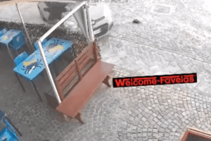 Il video dell’uomo che investe il barista entrando con l’auto nel locale: “Insulti e minacce perché vaccinato”