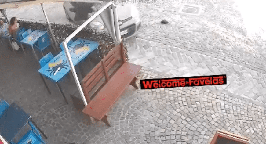 Il video dell’uomo che investe il barista entrando con l’auto nel locale: “Insulti e minacce perché vaccinato”