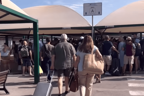 “Papà torna presto”, lascia le figlie al bar nel porto di Napoli: ritrovato ubriaco dopo un’ora, ragazzine affidate ad amici