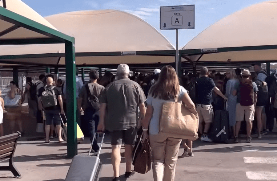 “Papà torna presto”, lascia le figlie al bar nel porto di Napoli: ritrovato ubriaco dopo un’ora, ragazzine affidate ad amici