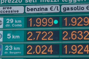 Benzina record in autostrada (2,722), prezzi alle stelle di verde e diesel anche dopo l’estate. Rischio speculazioni, “intervenga Finanza”