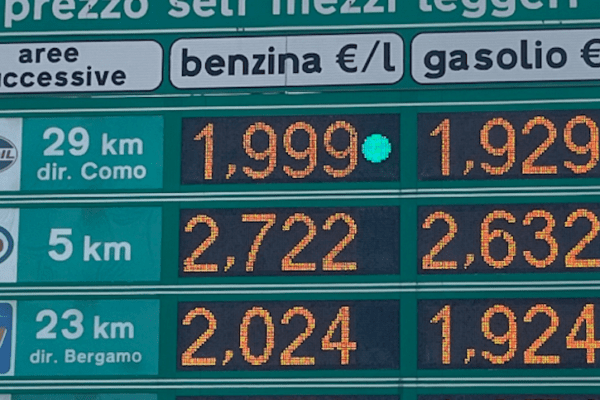 Benzina record in autostrada (2,722), prezzi alle stelle di verde e diesel anche dopo l’estate. Rischio speculazioni, “intervenga Finanza”
