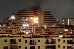 Napoli, brucia la Vela Rossa di Scampia: incendio nella notte distrugge 8° e 10° piano