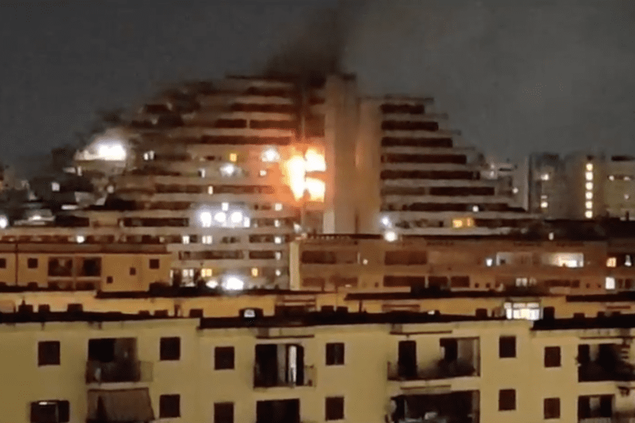 Napoli, brucia la Vela Rossa di Scampia: incendio nella notte distrugge 8° e 10° piano