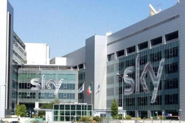 Prova ad entrare negli uffici Sky di Milano: bloccato dai vigilantes si sente male e muore