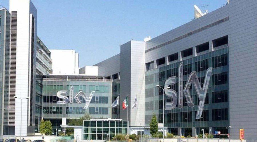 Prova ad entrare negli uffici Sky di Milano: bloccato dai vigilantes si sente male e muore