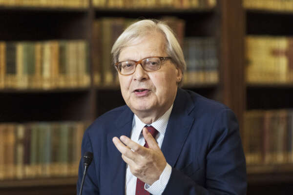I debiti con l’Agenzia delle Entrare e i 150mila euro spesi all’asta dalla fidanzata. Vittorio Sgarbi: “Tutte falsità, non mi dimetto”