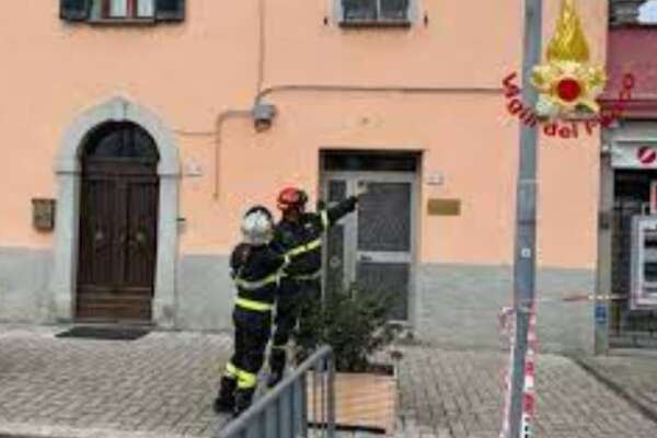 Bergamo, incendio a via Moroni. Le fiamme avvolgono i tetti di diverse palazzine. Paura per i residenti Bergamo, incendio a via Moroni. Le fiamme avvolgono i tetti di diverse palazzine. Paura per i residenti