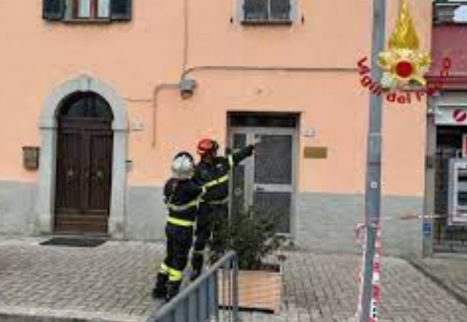 Bergamo, incendio a via Moroni. Le fiamme avvolgono i tetti di diverse palazzine. Paura per i residenti