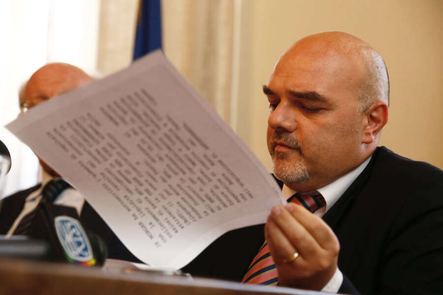 Siena, vittima di violenze sataniste? Gli stessi PM del caso David Rossi non le credono: considerata “pazza” | A Milano la pensano diversamente