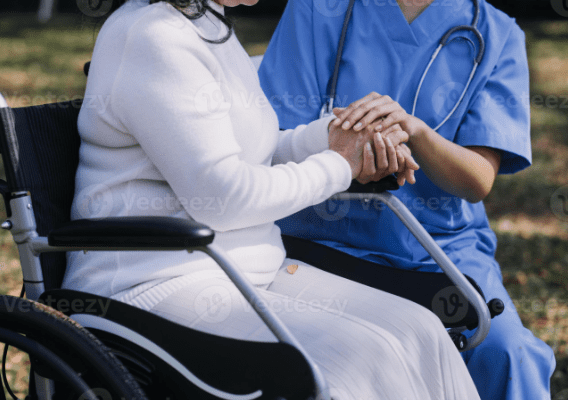 Varese, anziane truffate per oltre un milione di euro: l’infermiere senza scrupoli che raggirava donne ricche, sole e malate