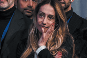 Arianna Meloni alla guida del partito: la supplente comanda. Ma per la Premier questa nonima è un segno di debolezza