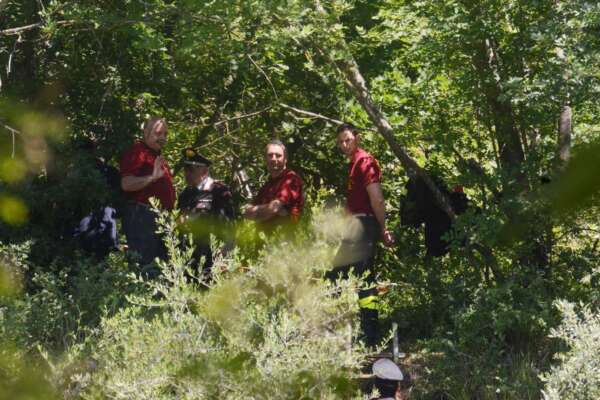 Cuneo, uccide il padre e un amico di famiglia a coltellate, poi fugge nei boschi: è caccia all’uomo
