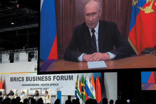 Putin al meeting Brics scarica sull’Occidente la responsabilità del conflitto in Ucraina: “Guerra scatenata contro la popolazione del Donbass”