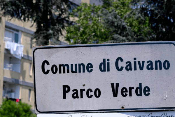Stupro di Caivano, l’appello della madre di una delle vittime: “Meloni ci aiuti a lasciare questo quartiere”. Ed è attesa per la Premier al Parco Verde