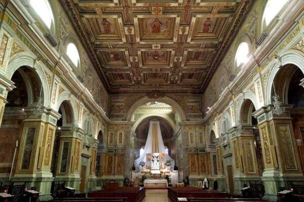 Basilica di Tolentino, uomo entra in chiesa con metro e nastro biadesivo per pescare i soldi nel cestino delle offerte: perquisito e denunciato