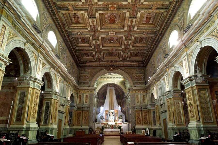 Basilica di Tolentino, uomo entra in chiesa con metro e nastro biadesivo per pescare i soldi nel cestino delle offerte: perquisito e denunciato