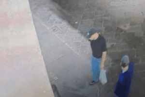 Firenze, vandali imbrattano le colonne del Corridoio Vasariano. Individuati i responsabili: sono due turisti tedeschi