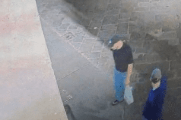 Firenze, vandali imbrattano le colonne del Corridoio Vasariano. Individuati i responsabili: sono due turisti tedeschi