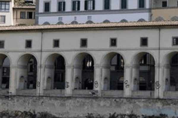 Firenze, vandali imbrattano le colonne del Corridoio Vasariano. Il Direttore degli Uffizi: “Atto premeditato”
