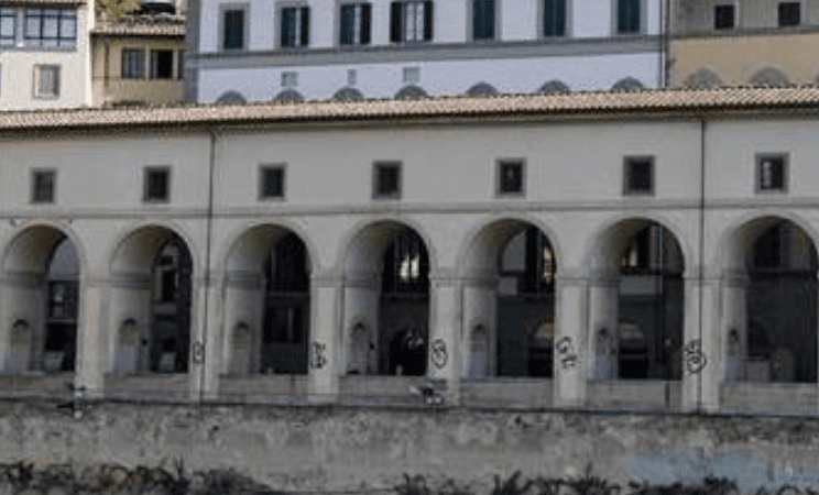 Firenze, vandali imbrattano le colonne del Corridoio Vasariano. Il Direttore degli Uffizi: “Atto premeditato”