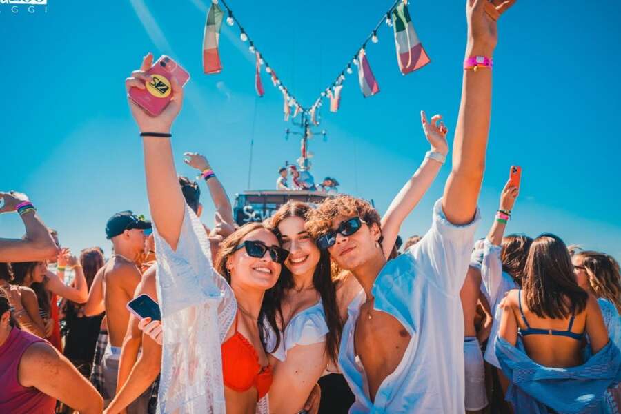 Le vacanze della generazione Z, tra viaggi all’estero e le rinunce della crisi