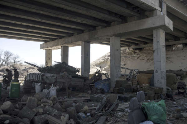 Foto Marco Alpozzi/LaPresse
Febbraio 2015 Pisky ( Ucraina )
Postazioni dei volontari del battaglione cosacchi – Sich Ucraino – nel villaggio di Pisky, situato a 500 metri dalla fine della pista dell’aeroporto di Donetsk.

Nella foto: checkpoint dell’esercito ucraino, all’entrata del villaggio di protetto da un carro armato
 
Photo Marco Alpozzi/LaPresse
February 2015 Pisky ( Ucraina )
Positions of the volunteers of the battalion Cossacks – Ukrainian Sich – in the village of Pisky, located 500 meters from the end of the runway of the Donetsk airport.
In the pic: Ukrainian army checkpoint at the entrance of the village protected by a tank