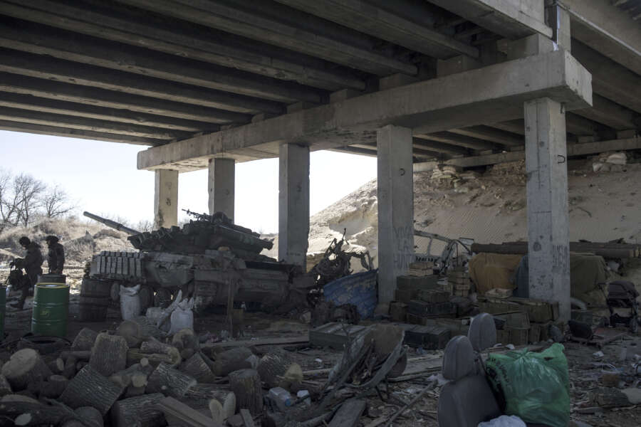Foto Marco Alpozzi/LaPresse
Febbraio 2015 Pisky ( Ucraina )
Postazioni dei volontari del battaglione cosacchi – Sich Ucraino – nel villaggio di Pisky, situato a 500 metri dalla fine della pista dell’aeroporto di Donetsk.

Nella foto: checkpoint dell’esercito ucraino, all’entrata del villaggio di protetto da un carro armato
 
Photo Marco Alpozzi/LaPresse
February 2015 Pisky ( Ucraina )
Positions of the volunteers of the battalion Cossacks – Ukrainian Sich – in the village of Pisky, located 500 meters from the end of the runway of the Donetsk airport.
In the pic: Ukrainian army checkpoint at the entrance of the village protected by a tank