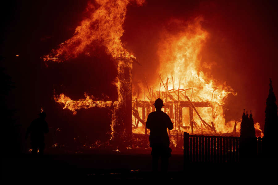Incendio a Bologna, madre e tre bambini morti nel rogo: forse fatale corto circuito della stufetta elettrica