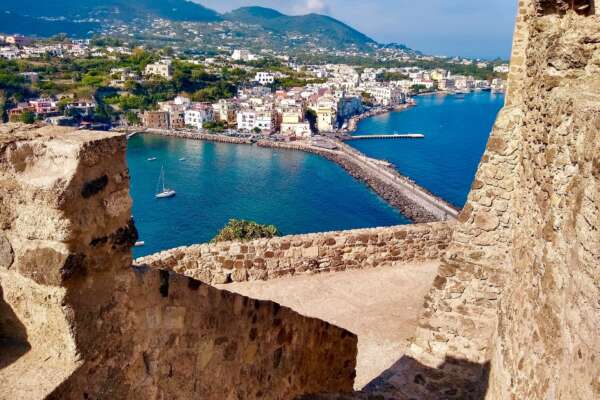 Ischia, l’Isola Verde, tra miti e leggende: una delle perle del Mediterraneo