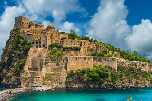 L’anima elegante avvolge Ischia tra miti, ricordi e o poco ‘e luna
