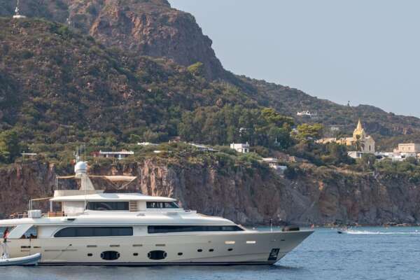 A Stromboli il radical chic è davvero a suo agio: l’isola è per definizione il luogo del nascondimento