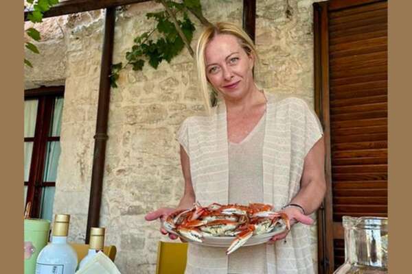 Meloni e Salvini hanno preso un granchio (spoiler: non è blu)