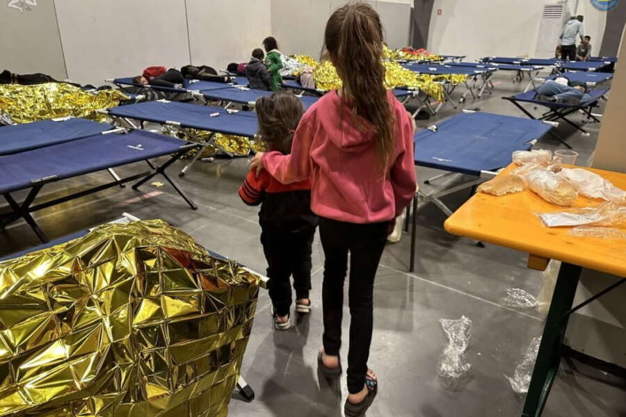 ALLESTIMENTO DI UNA TENDOSTRUTTURA DA PARTE DELLA PROTEZIONE CIVILE SICILIA PER L’ACCOGLIENZA DEI MIGRANTI
MONTAGGIO
BAMBINI
BAMBINE BRANDE
COPERTE TERMICHE
