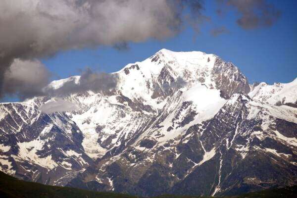 Monte Bianco, alpinista precipita dalle Pyramides Calcaires, il percorso sotto la pioggia e la caduta nel vuoto Monte Bianco, alpinista precipita dalle Pyramides Calcaires, il percorso sotto la pioggia e la caduta nel vuoto