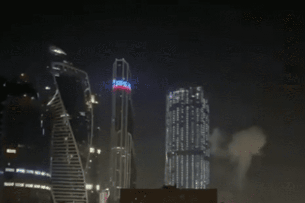 Mosca, la difesa aerea russa abbatte tre droni ucraini. Uno si schianta sulla Capitale