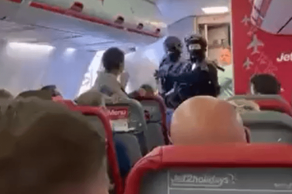 Uk, Allarme bomba all’aeroporto di East Midlands: la polizia britannica trattiene un sospetto terrorista