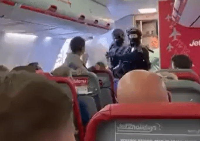 Uk, Allarme bomba all’aeroporto di East Midlands: la polizia britannica trattiene un sospetto terrorista