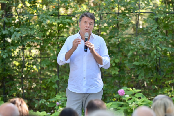 Renzi sul conto pagato dalla Premier in Albania: “Noi abbiamo dato 80€ al mese per anni a dieci milioni di famiglie Italiane. La Meloni ha dato 80€ una tantum a una famiglia albanese”