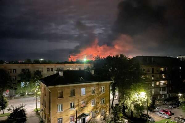 Notte di fuoco in Russia ed Ucraina, colpito un aeroporto russo a 700 chilometri dal confine