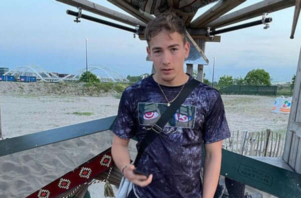 Uccide padre e amico, la madre di Sacha: “Ti voglio bene e non ti lascerò solo”. I problemi psichici e la ‘delusione d’amore’