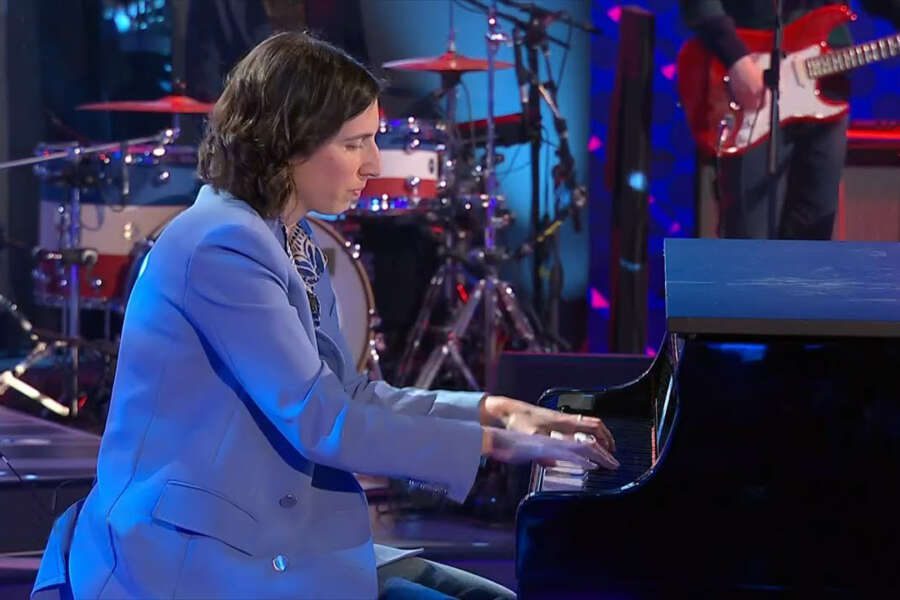 Alle feste dell’Unità tortelli solo per Conte, Schlein suona da sola e snobba il confronto in Parlamento: presente una volta ogni cinque