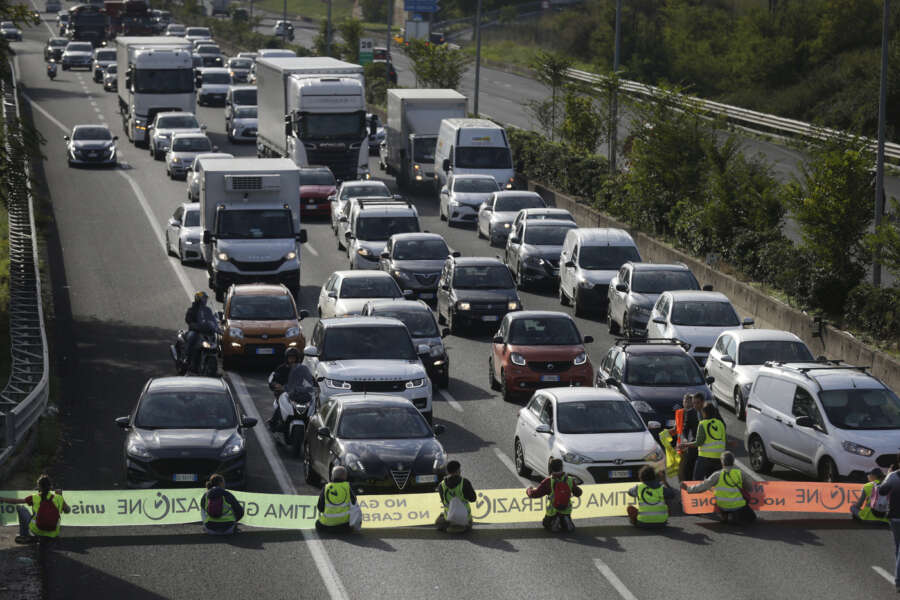 Roma, sei piena di macchine: 1 milione e 700 mila auto. E la maggioranza sono tra le più inquinanti