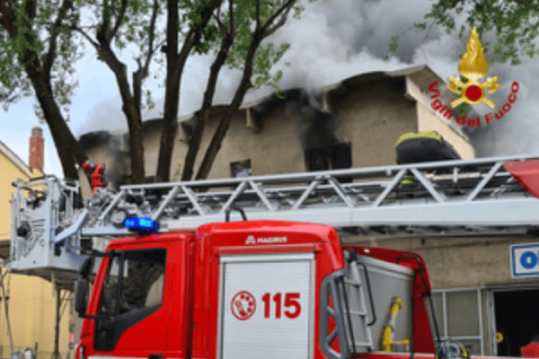 Incendio in una carrozzeria di Trieste, colonna di fumo visibile in tutta la zona industriale
