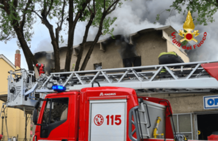 Incendio in una carrozzeria di Trieste, colonna di fumo visibile in tutta la zona industriale