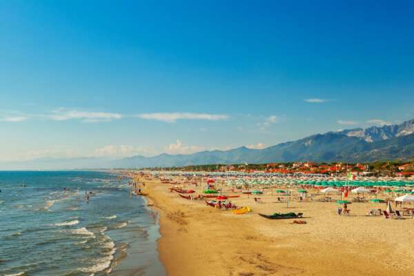 L’estate mogia della Versilia a duemila euro per un ombrellone: “Qui la crisi si sente e la stagione non ingrana”