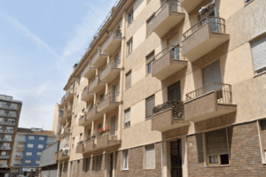 Bimba cade dal quinto piano a Torino, passante la prende al volo: “Ho chiuso gli occhi e ho sperato”