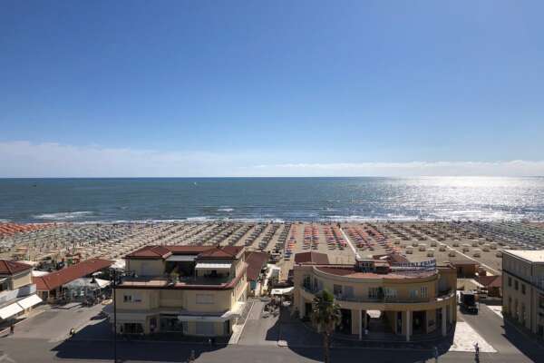 Viareggio, la città dove l’amore si fa anche alla luce del sole: è la Mykonos italiana, la San Francisco che accoglie tutti
